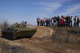 Місія ОБСЄ зафіксувала 30 танків бойовиків за лінією відведення/фото: Pierre Crom/Getty Images Спостерігачі ОБСЄ на Донбасі виявили десятки одиниць техніки бойовиків за лінією розведення