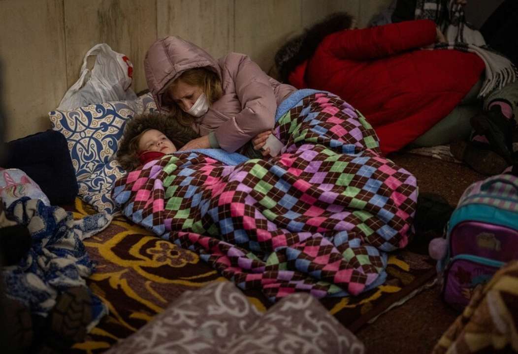 Как вести себя с ребёнком в укрытии/Фото: Emilio Morenatti/AP Как поддержать и развлечь детей в укрытии: советы родителям