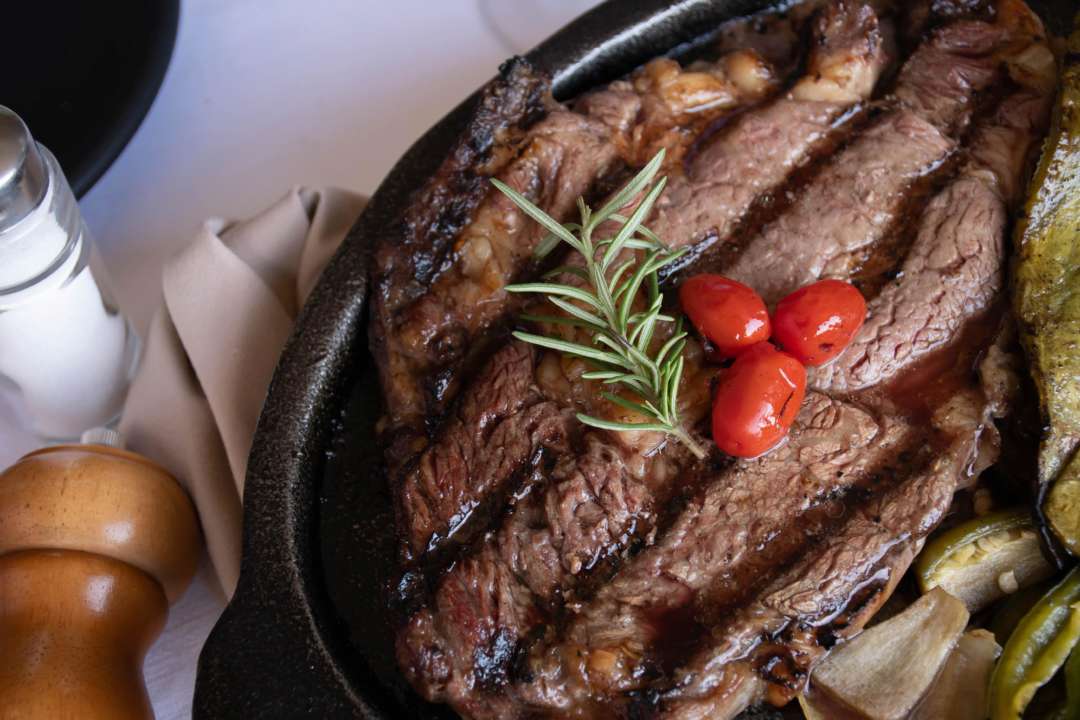 Свинина, курица и печень: бюджетные мясные блюда на Новый год/Фото: Unsplash Свинина, курица и печень: бюджетные мясные блюда на Новый год/Фото: Unsplash