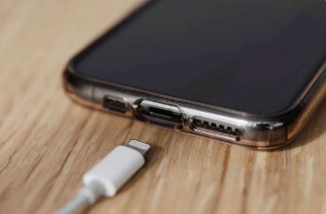 Необхідно завантажити AusweisApp2 на смартфон чи планшет. Далі зчитати за допомогою функції NFC електронну посвідку на проживання