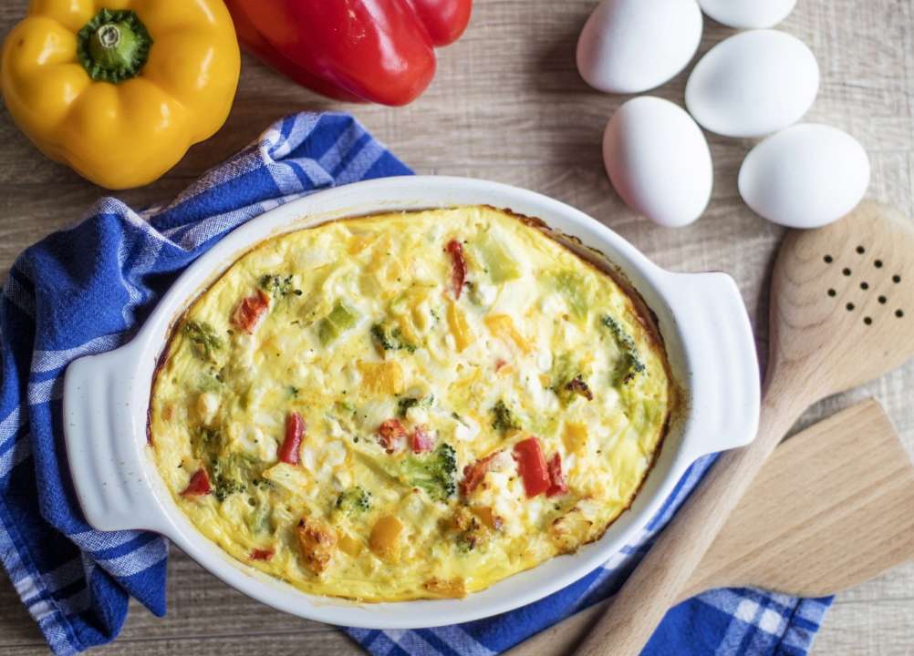 Заливной пирог с цветной капустой и охотничьими колбасками – видеорецепт