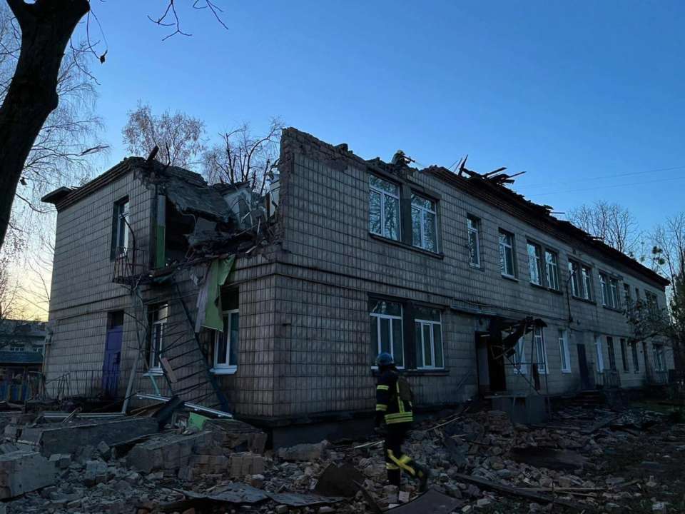 Возгорание на территории детского сада и обломки в разных районах Киева: последствия массовой атаки