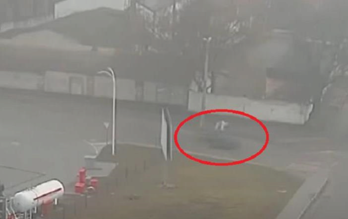 Несколько раз перевернулась в воздухе: авто насмерть сбило девушку. Видео