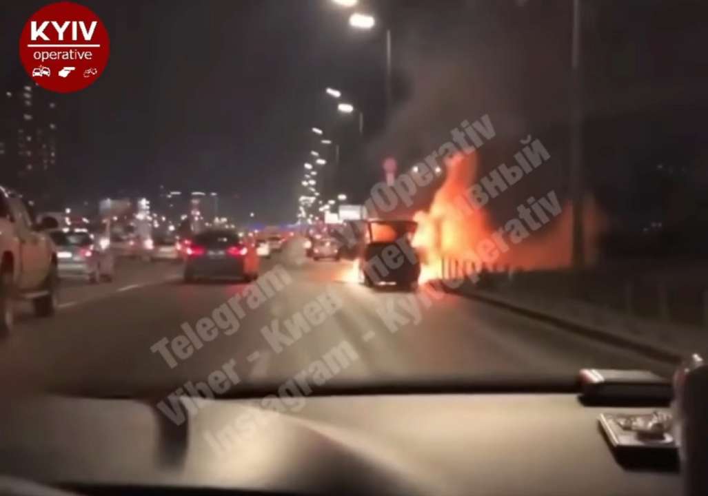 У столиці зайнялося авто на дорозі. Фото: Скріншот з відео У Києві автомобіль загорівся біля метро