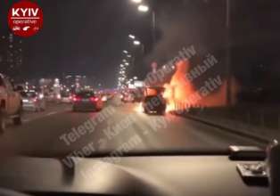 У столиці зайнялося авто на дорозі. Фото: Скріншот з відео У Києві автомобіль загорівся біля метро