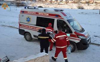 У Кропивницькому чоловік врятував дитину, що провалилась під кригу/Фото: ДСНС У Кропивницькому чоловік врятував дитину, що провалилась під кригу