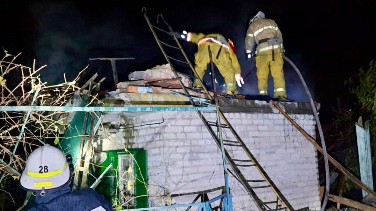 Рашисти всю ніч обстрілювали Нікополь: пошкоджені багатоповерхівки та лінії електропередач