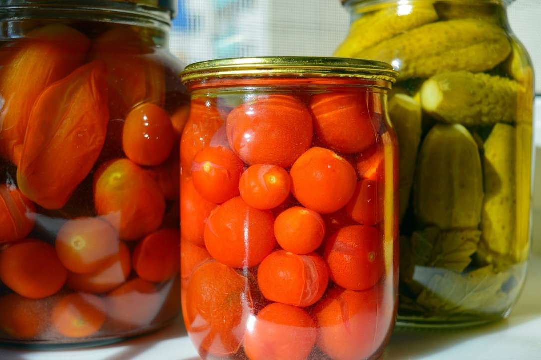 Гостро-солодкі помідори на зиму: готуємо легку та універсальну закуску