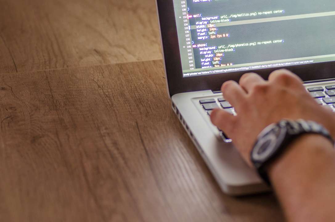 Фото с pexels.com Ветеранов и ветеранок приглашают овладеть профессией ИТ-специалистов на бесплатных курсах