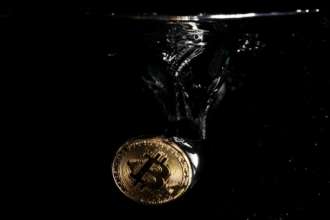 Фото: GettyImages Стоимость биткоина упала почти на 9%