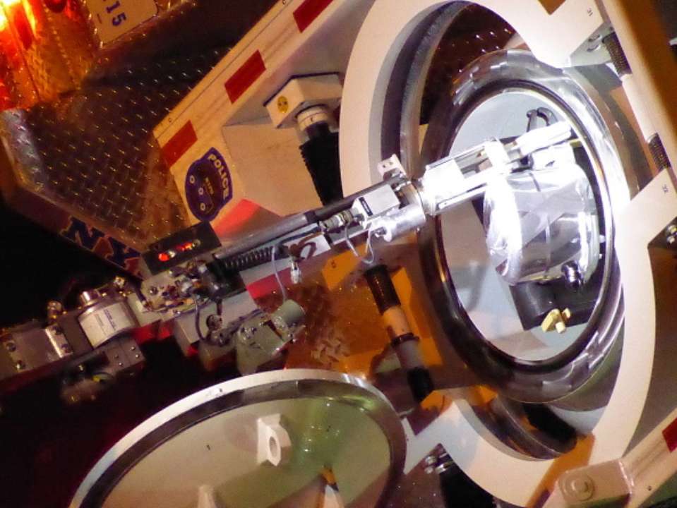 У Китаї презентували унікального робота-лижника. Відео