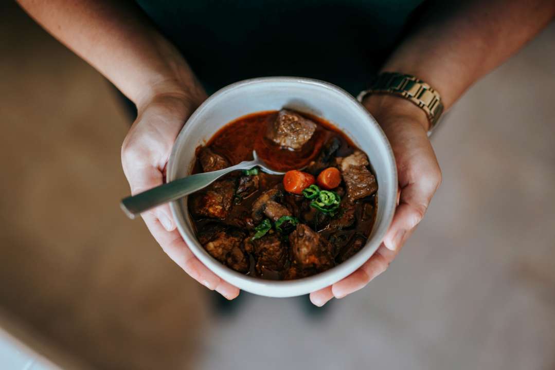 В кипящую воду или холодную: когда лучше закидывать мясо в суп/Фото: Nathan Dumlao/Unsplash Все не так просто: когда нужно закидывать мясо в суп