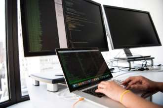 Работники IT-сферы смогут выехать за границу во время военного положения/Фото: Рexels Работники IT-сферы смогут выехать за границу во время военного положения: условия