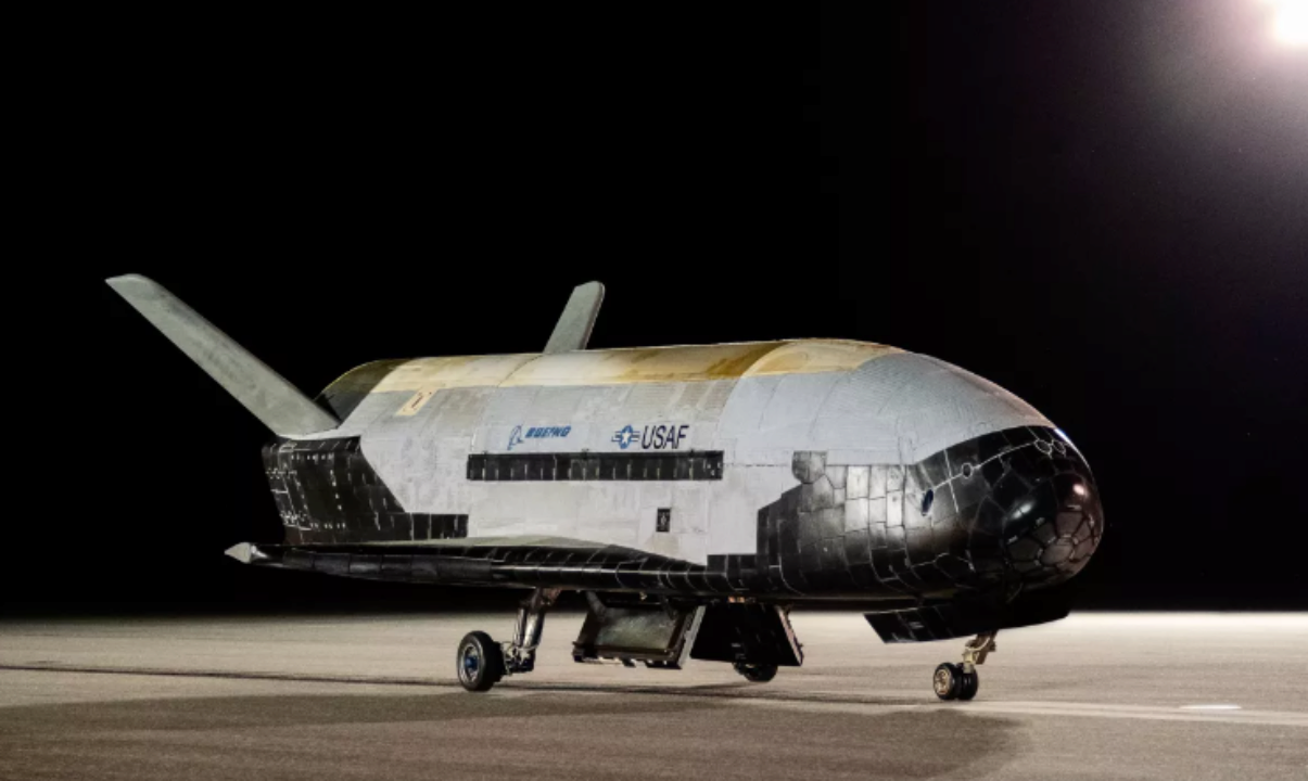 Космічний військовий дрон Boeing X-37B повернувся на Землю. Фото: Space.com Американський безпілотний військовий космоплан Boeing X-37B