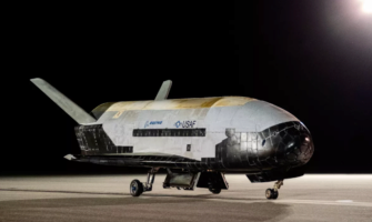 Космический военный дрон Boeing X-37B вернулся на Землю. Фото: Space.com Американский беспилотный военный космоплан Boeing X-37B