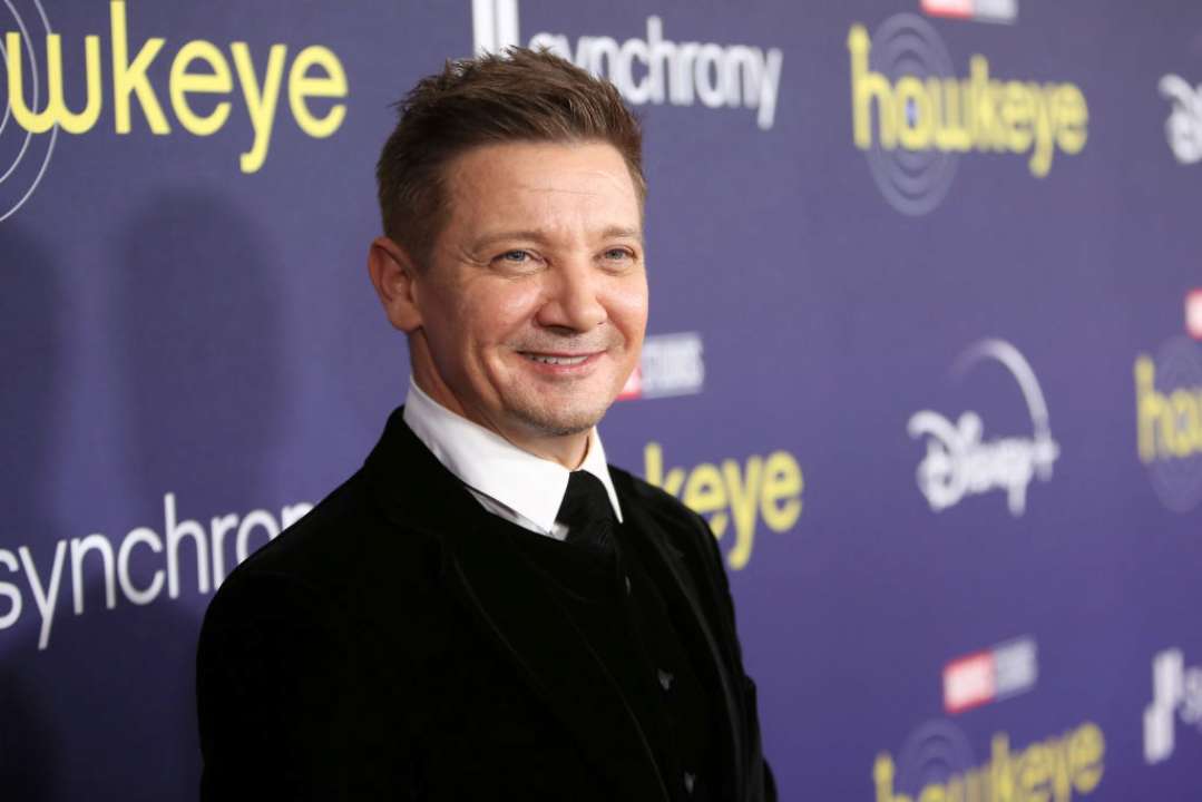 Джеремі Реннер показав, як він оговтується після складної операції/Фото: Gettyimages "Піднімають мій дух": Реннер показав, як його сестра допомагає оговтатися після нещасного випадку