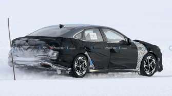 Фото: Motor1 Hyundai готовит масштабный редизайн популярной Sonata: появились первые шпионские фото