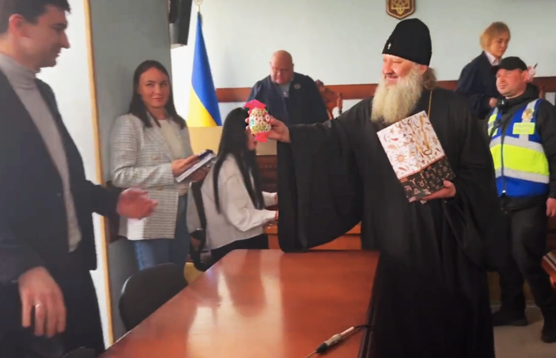 Экс-намесника Лавры оставили под арестом, а он начал раздавать яйца / Фото: Скриншот: twitter/HromadskeUA Экс-намесника Лавры оставили под арестом, а он начал раздавать яйца / Фото: Скриншот: twitter/HromadskeUA