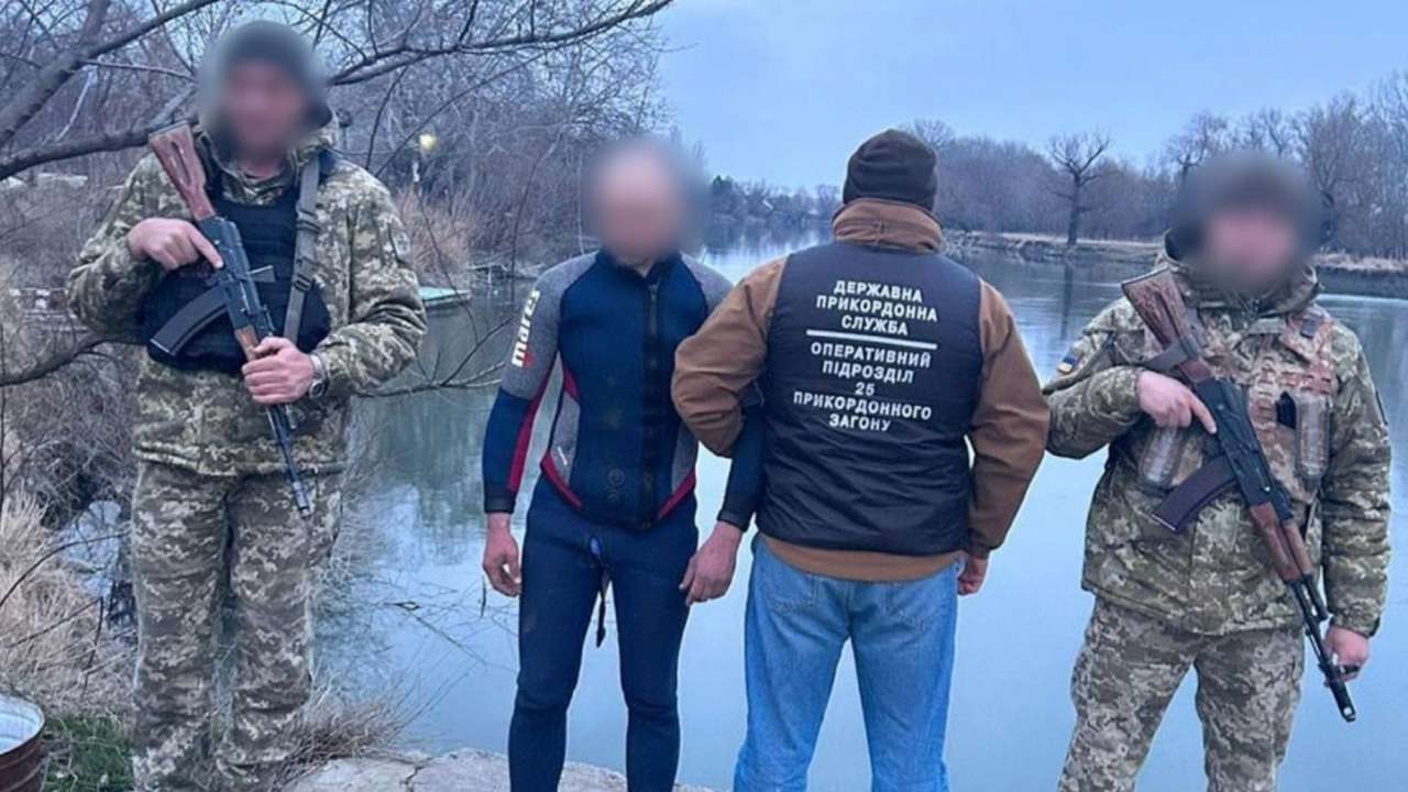 Плащ-мантія, латексна маска і гідрокостюм: одесит намагався "магічно" покинути Україну
