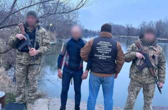 Плащ-мантія, латексна маска і гідрокостюм: одесит намагався "магічно" покинути Україну Плащ-мантія, латексна маска і гідрокостюм: одесит намагався "магічно" покинути Україну