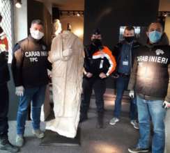 Фото: Carabinieri Італійські поліцейські випадково знайшли в Бельгії викрадену античну статую