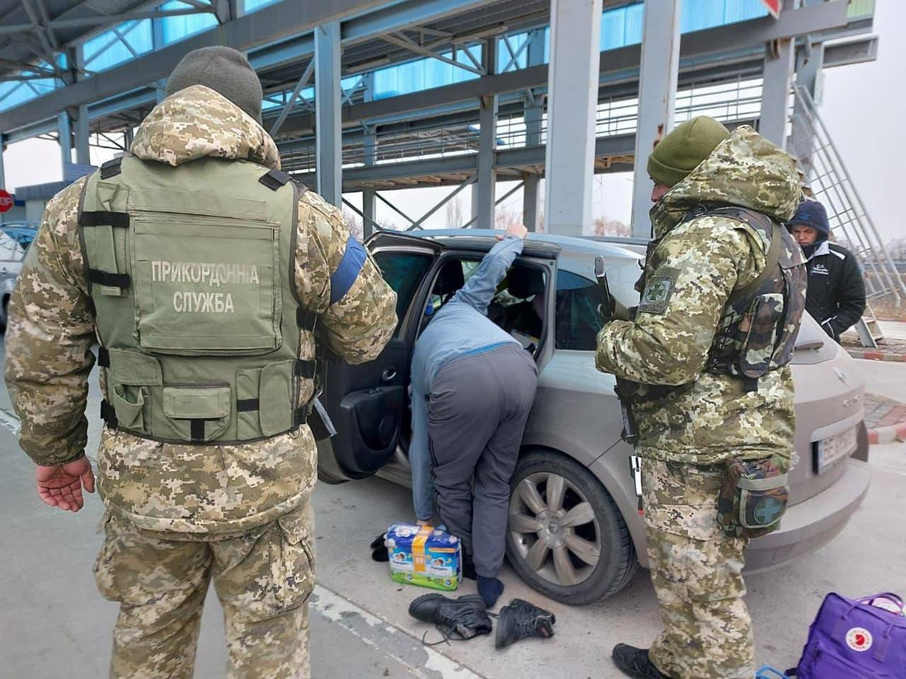 Чоловік хотів втекти з України у "пакеті малюка"/Фото: Facebook/Автор: Державна прикордонна служба України Державна прикордонна служба України
