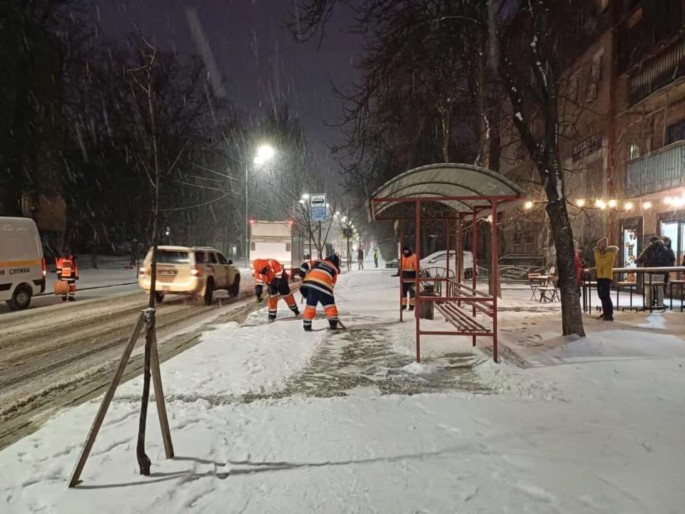 В Киевскую область и столицу вернулась зимняя погода: на дороги вывели спецтехнику