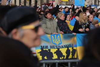 Скільки українців готові протестувати у разі незадовільної мирної угоди/Фото: Sean Gallup/Getty Images Половина українців готова протестувати, якщо їх не задовольнить мирна угода