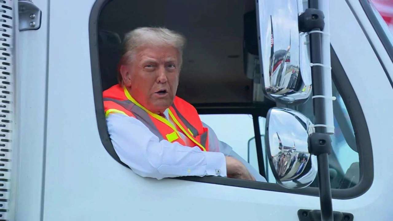 Трамп в новой роли: экс-президент в жилете мусорщика раскритиковал Байдена за слова о "мусоре"