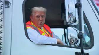 Трамп в новой должности: Фото из соцсетей Трамп в новой роли: экс-президент в жилете мусорщика раскритиковал Байдена за слова о "мусоре"