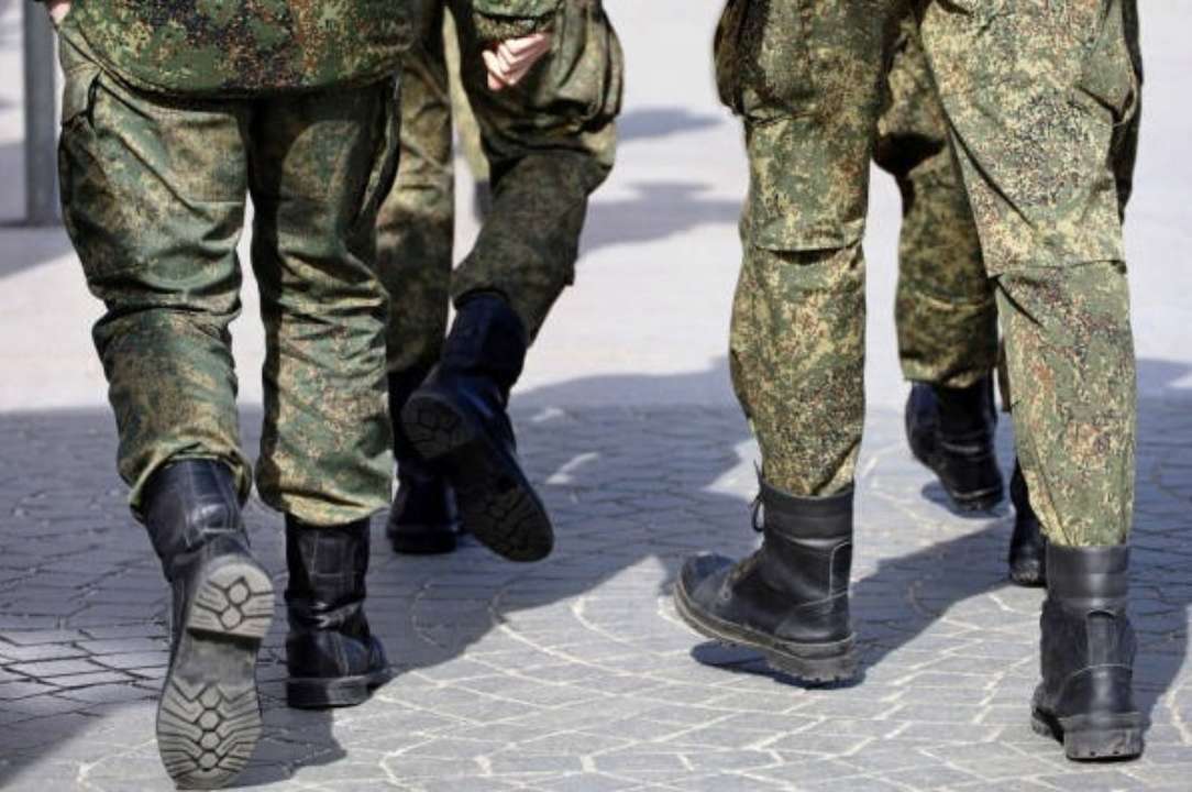 Россияне устроили "антифашистский форум" и делают из детей солдат в Луганске