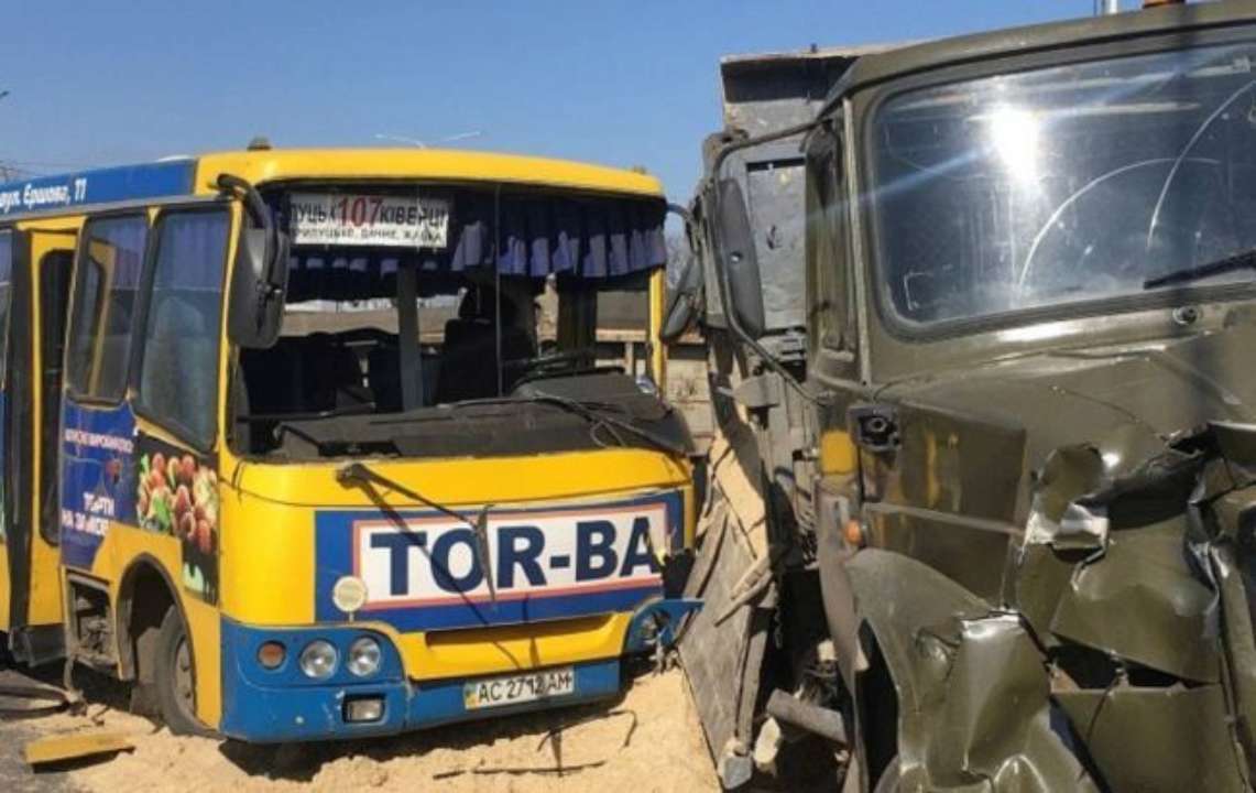 Во время ДТП в Луцке пострадали 8 человек: жуткое видео аварии