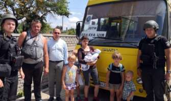 В Донецкой области полиция эвакуирует детей/Фото: Нацполиция В Донецкой области полиция эвакуирует детей
