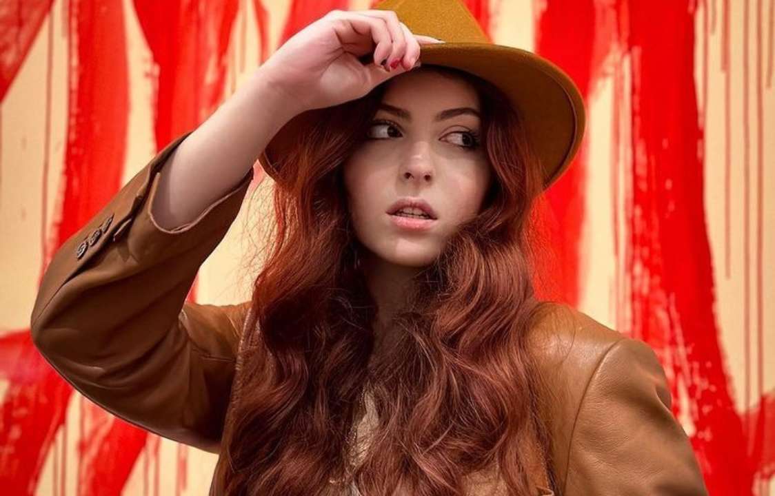Дочка Полякової показала, як зустріла своє 18-річчя з хлопцем посеред вулиці Парижа