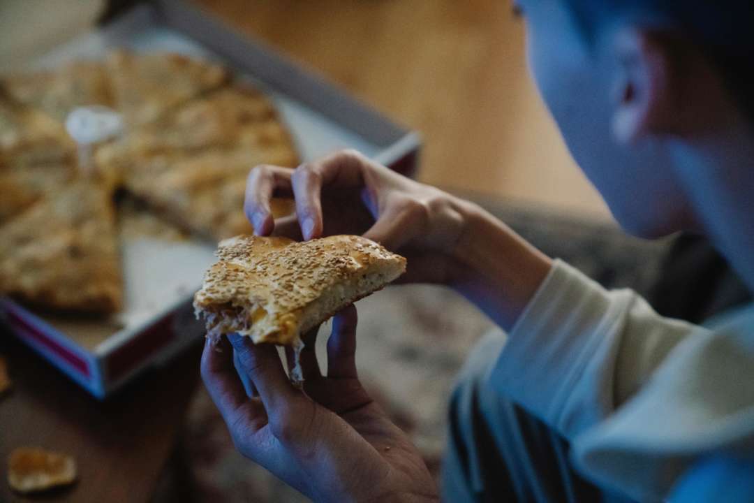 Що можна поїсти пізно ввечері/Фото: Eren Li/Pexels Хочеться поїсти пізно ввечері: які продукти можна їсти на ніч