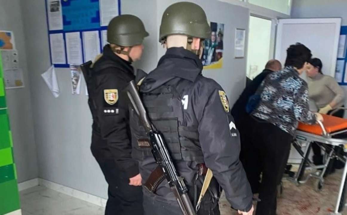На Закарпатье во время заседания сессии депутат взорвал гранаты: много пострадавших. Видео