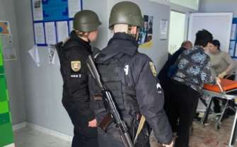 На Закарпатті в будівлі Керецьківської сільської ради депутат підірвав гранати/Фото: Нацполіція На Закарпатті під час засідання сесії депутат підірвав гранати: багато постраждалих. Відео