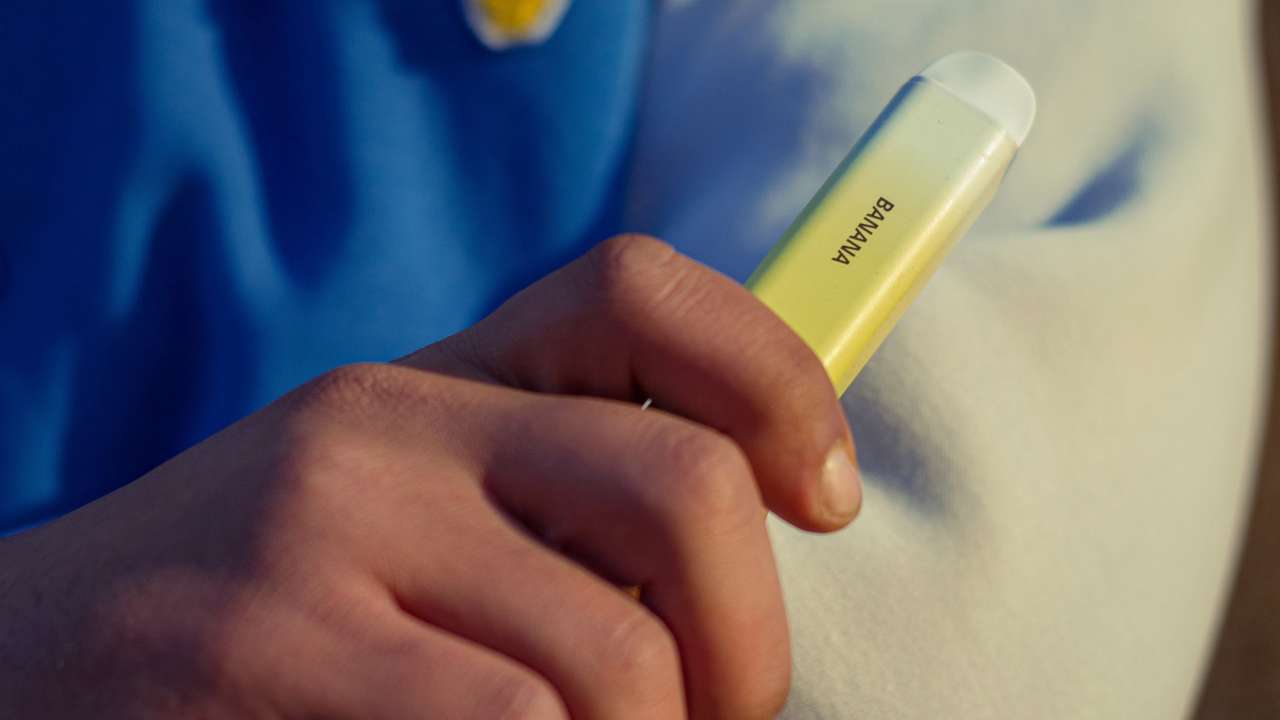 Фото з pexels.com Велика Британія заборонила продаж одноразових вейпів дітям