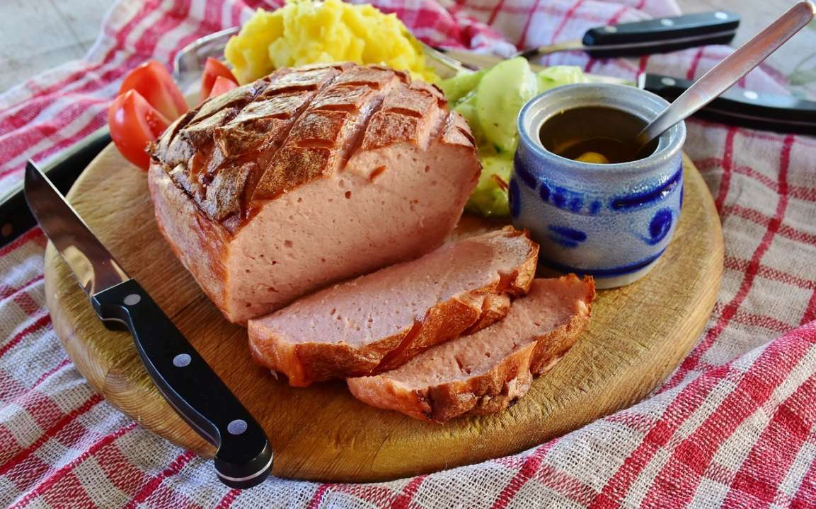Вместо магазинной колбасы: рецепт вкусного рулета из индейки