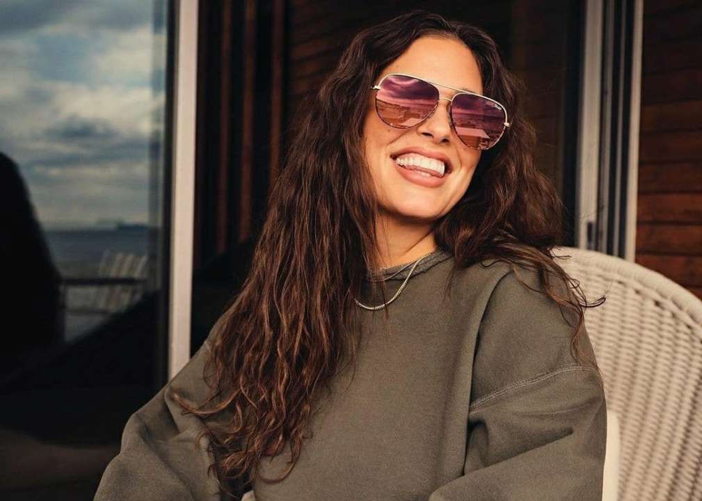 Пишнотіла Ешлі Грем відверто позувала у душі