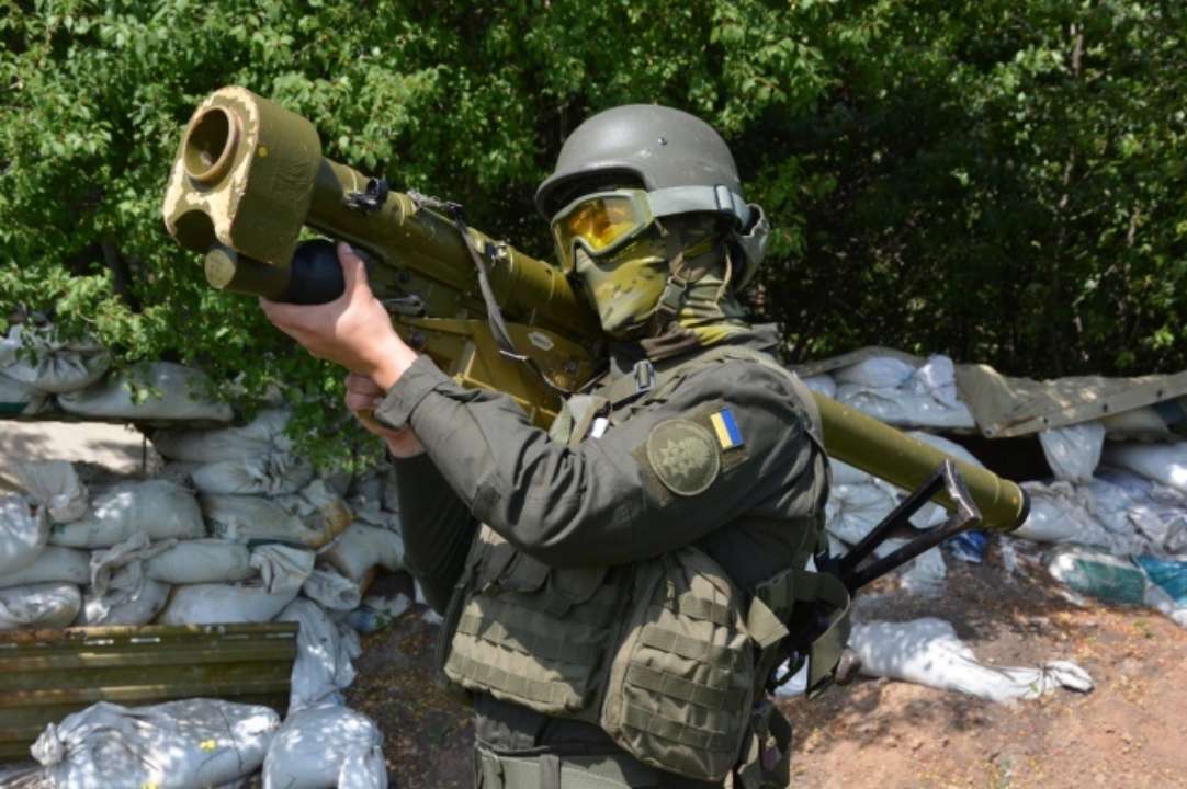На счету Нацгвардейца уже три сбитых "Иглой" российских истребители/Фото: Нацгвардия Нацгвардиец "приземлил" из советского ПЗРК уже три российских истребителя