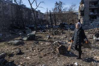 Забирають дітей, морять голодом та знущаються: Бойченко розповів про фільтраційні табори для маріупольців/Фото: Chris McGrath/Getty Images Бойченко розповів, як жителі Маріуполя проходять російську фільтрацію