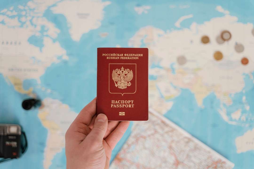 Єврокомісія підтримала призупинення спрощеного візового режиму з рф: що зміниться для росіян