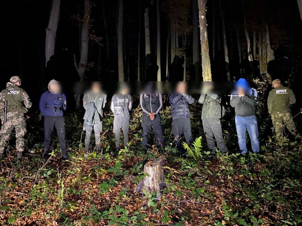 Прикордонники зловили у лісі на Закарпатті сімох ухилянтів/Фото: Державна прикордонна служба