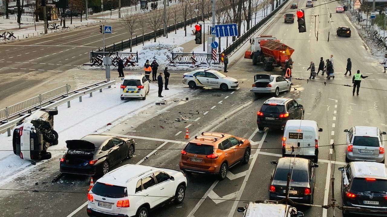 В Киеве произошло масштабное ДТП/Фото: Telegram/Автор: Kyiv Operative Киев