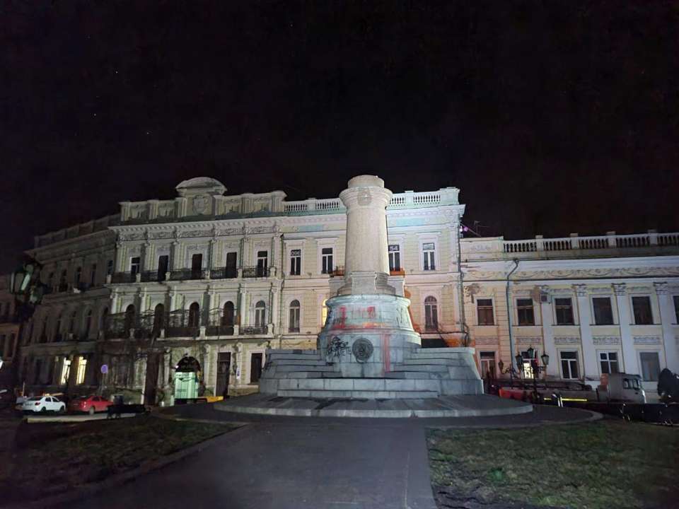 В Одессе снесли памятники Екатерине II и Александру Суворову/Фото: Telegram Постамент памятника Екатерины II