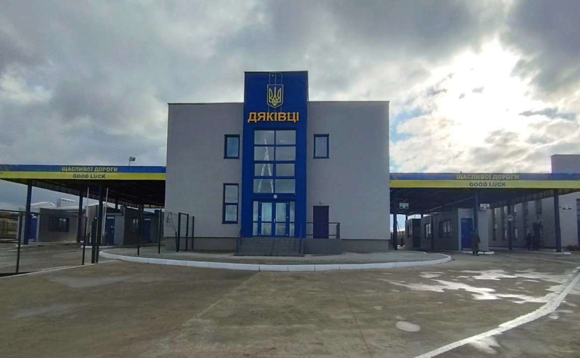 Передбачено 6 смуг руху для оформлення автівок та автобусів