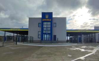 Передбачено 6 смуг руху для оформлення автівок та автобусів Передбачено 6 смуг руху для оформлення автівок та автобусів