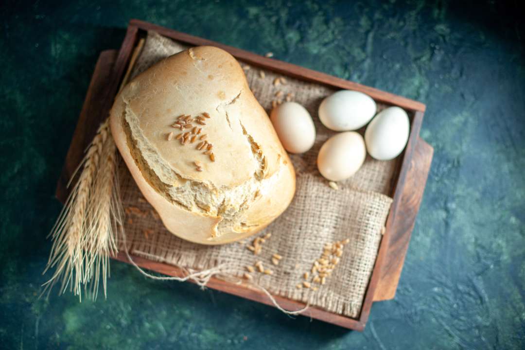 Як правильно зберігати хліб і яйця / Фото: mdjaff/Freepik хліб і яйця