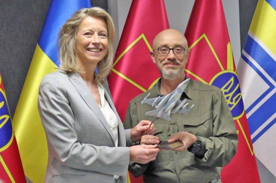 Перший F-16 вже в Україні: Олексій Резніков показав подарунок від глави Міноборони Нідерландів
